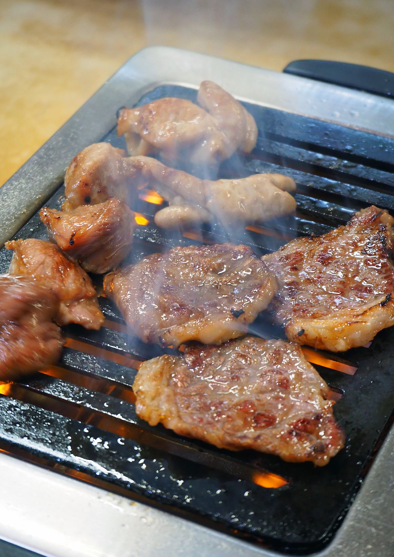 網の上で焼ける美味しそうなお肉